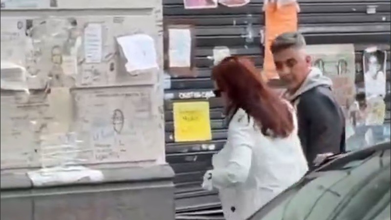 El momento en que la expresidenta Cristina Fernández de Kirchner reingresó a su domicilio.