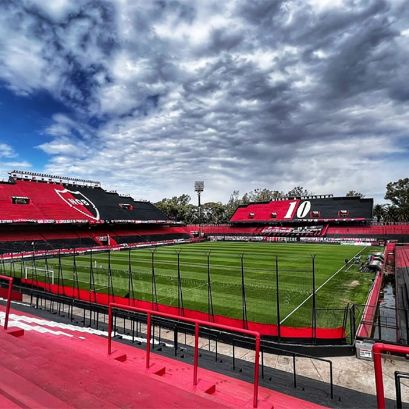 Unión de Santa Fe se enfrenta a Independiente en el estadio Marcelo Bielsa.