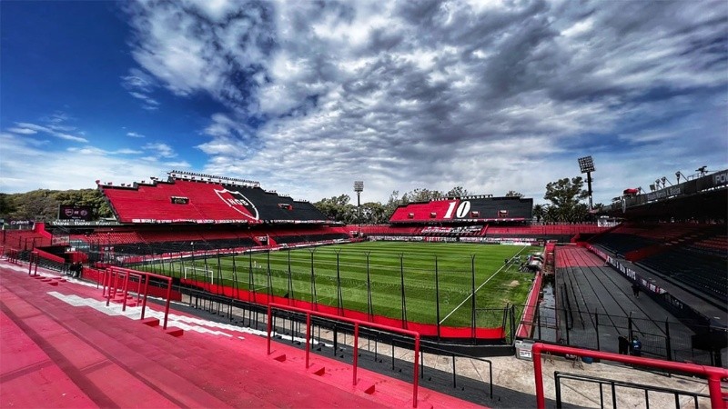 Unión de Santa Fe se enfrenta a Independiente en el estadio Marcelo Bielsa.