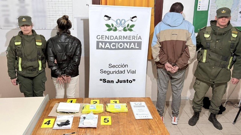 Los dos detenidos junto a la droga secuestrada.