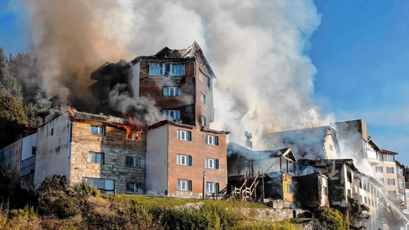 Un histórico hotel de Bariloche ubicado frente al Nahuel Huapi quedó destruido por un incendio.