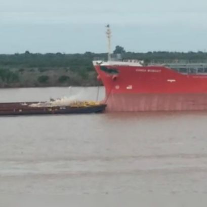 El momento exacto del impacto del remolcador contra el barco