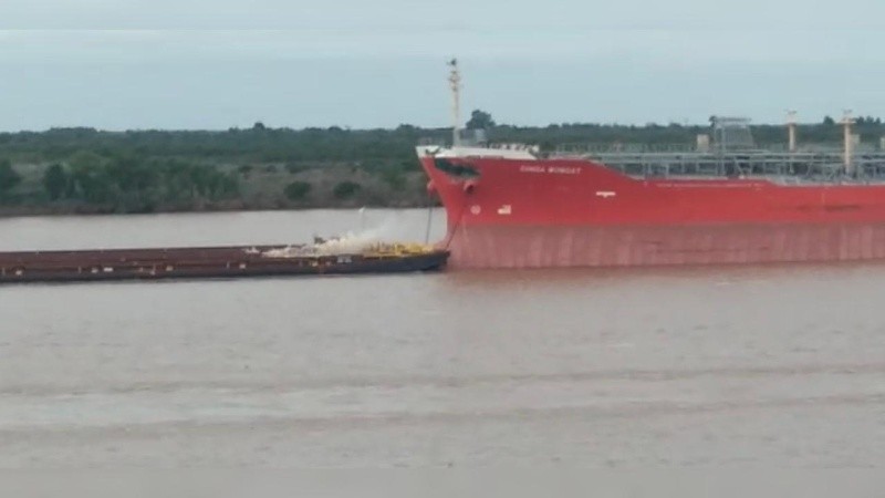 El momento del impacto en el río, frente a Rosario