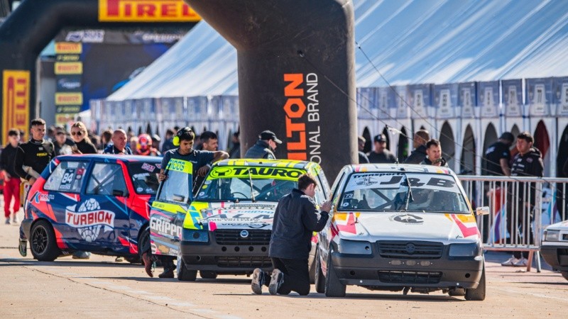 &nbsp;El viernes los equipos disfrutaron del solcito en las primeras pruebas de las diferentes categorías (Foto: Oficial Nuevo Car Show)