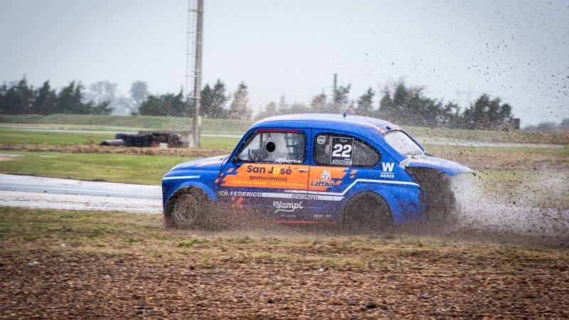 Los Fiat 600 en el barro de San Nicolás este domingo (Foto: Oficial Nuevo Car Show)&nbsp;