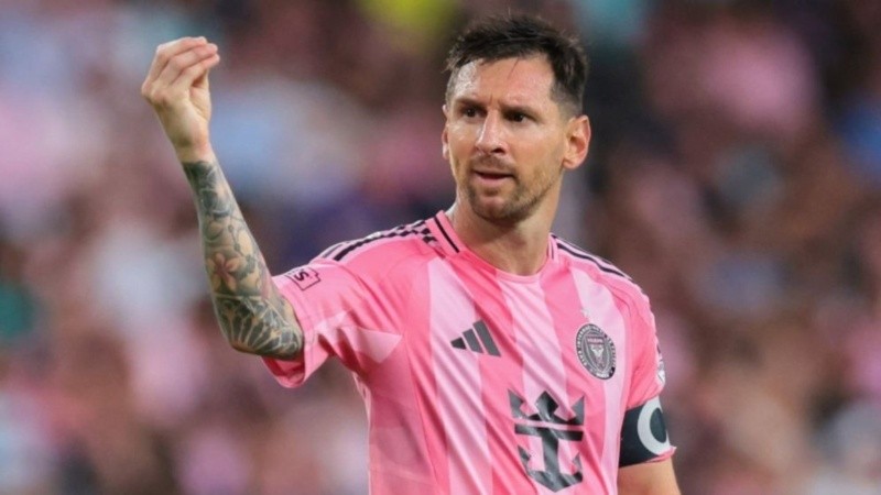 El cántico de los simpatizantes del elenco rosa generó un momento de confusión en el astro argentino Lionel Messi.