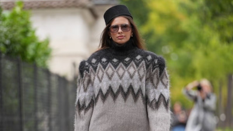 Cómodos, llamativos y versátiles, los sweaters con hombros estructurados prometen convertirse en uno de los ítems más vistos del invierno.