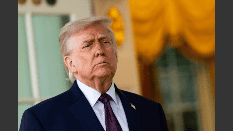 Trump utilizó su cuenta personal de Truth Social para difundir la fotografía acompañada del texto.