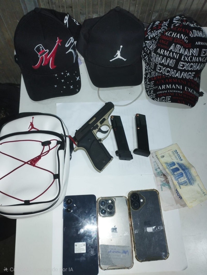 &nbsp;El arma y demás elementos que tenían los detenidos entre sus pertenencias.
