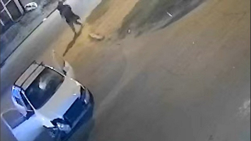 El auto que se fuga dejando a los motociclistas heridos.