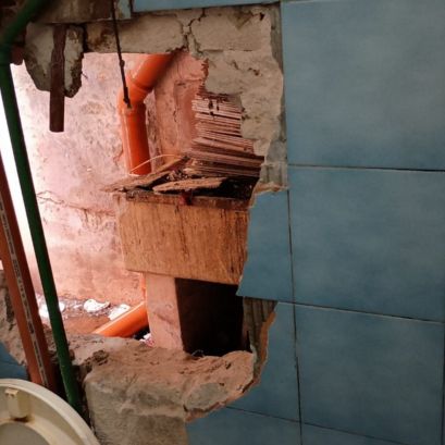 El boquete que apareció en el baño del local Renacimiento.