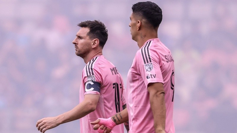 Leo reaccionó con un gesto de incredulidad en pleno partido. (EFE)