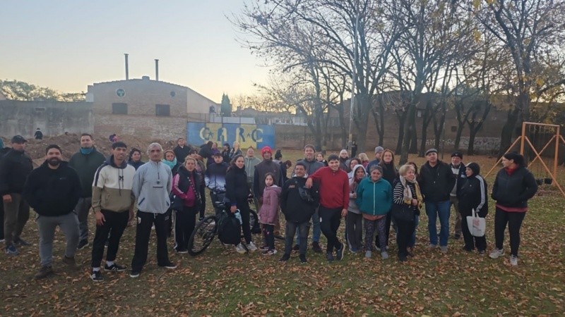 Niños y adultos del barrio de zona noroeste defendieron para defender la plaza pública.