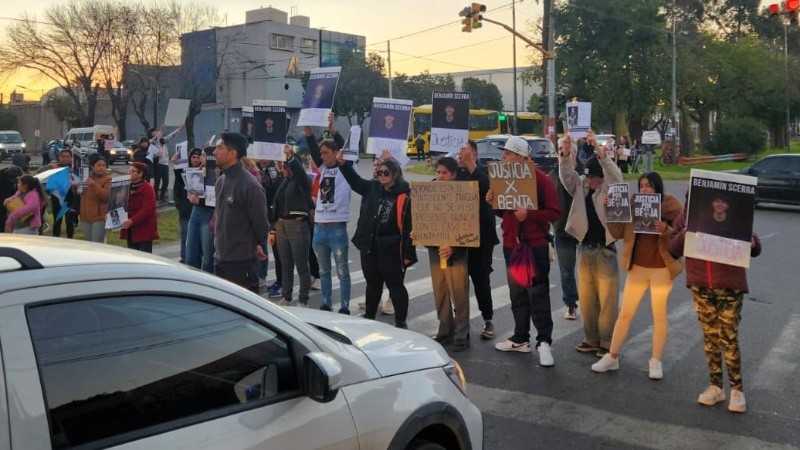 La movilización fue sin cortes de tránsito, para captar la empatía de los vecinos en la búsqueda del sospechoso. (Rosario3)