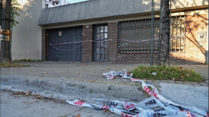 El dueño del clasico bar rosarino Pago del Sur, Hugo Dante Grasso, de 61 años, fue hallado muerto este lunes por la tarde en su dormitorio con una herida de arma de fuego en el abdomen.
