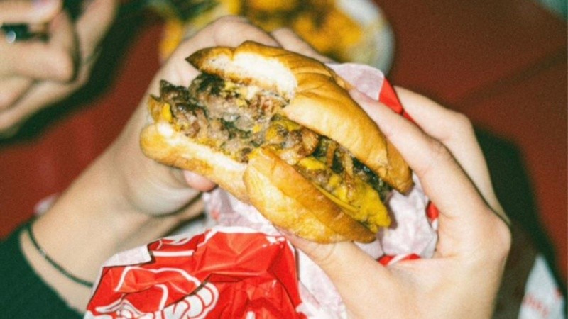 Hamburguesas simples, ricas y fáciles de comer, acompañadas por una experiencia estética y social que va más allá del plato.