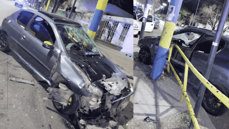 Así quedó el Suzuki Fun que fue chocado a alta velocidad en barrio Belgrano.