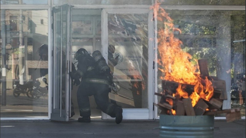 Del operativo participaron equipos de Protección Civil, Bomberos y Sies, junto a personal municipal, trabajadores de instituciones cercanas, organizaciones sociales, vecinos y vecinas .