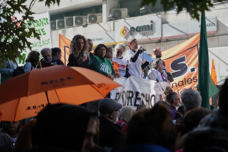 El acto frente al Pami con el que finalizó la movilización por la salud (Alan Monzón/Rosario3) El acto frente al Pami con el que finalizó la movilización por la salud (Alan Monzón/Rosario3)