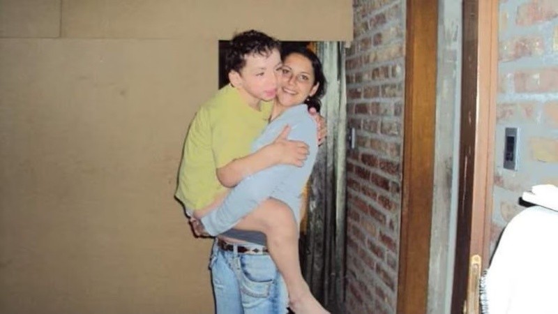 Su mamá Soledad lo cuida sola desde siempre.