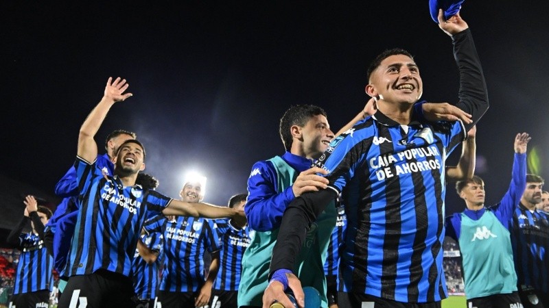 Atlético Tucumán festeja en el Coloso (Fotobaires).