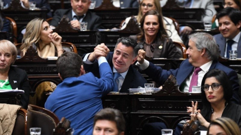 El oficialismo celebra el nuevo triunfo legislativo.