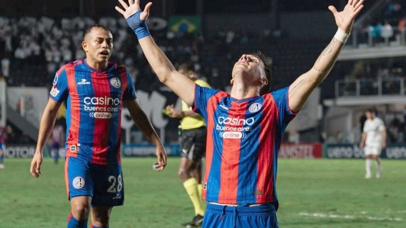 San Lorenzo celebra con alivio en Brasil (EFE).