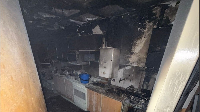 Así quedó la cocina alcanzada por las llamas.