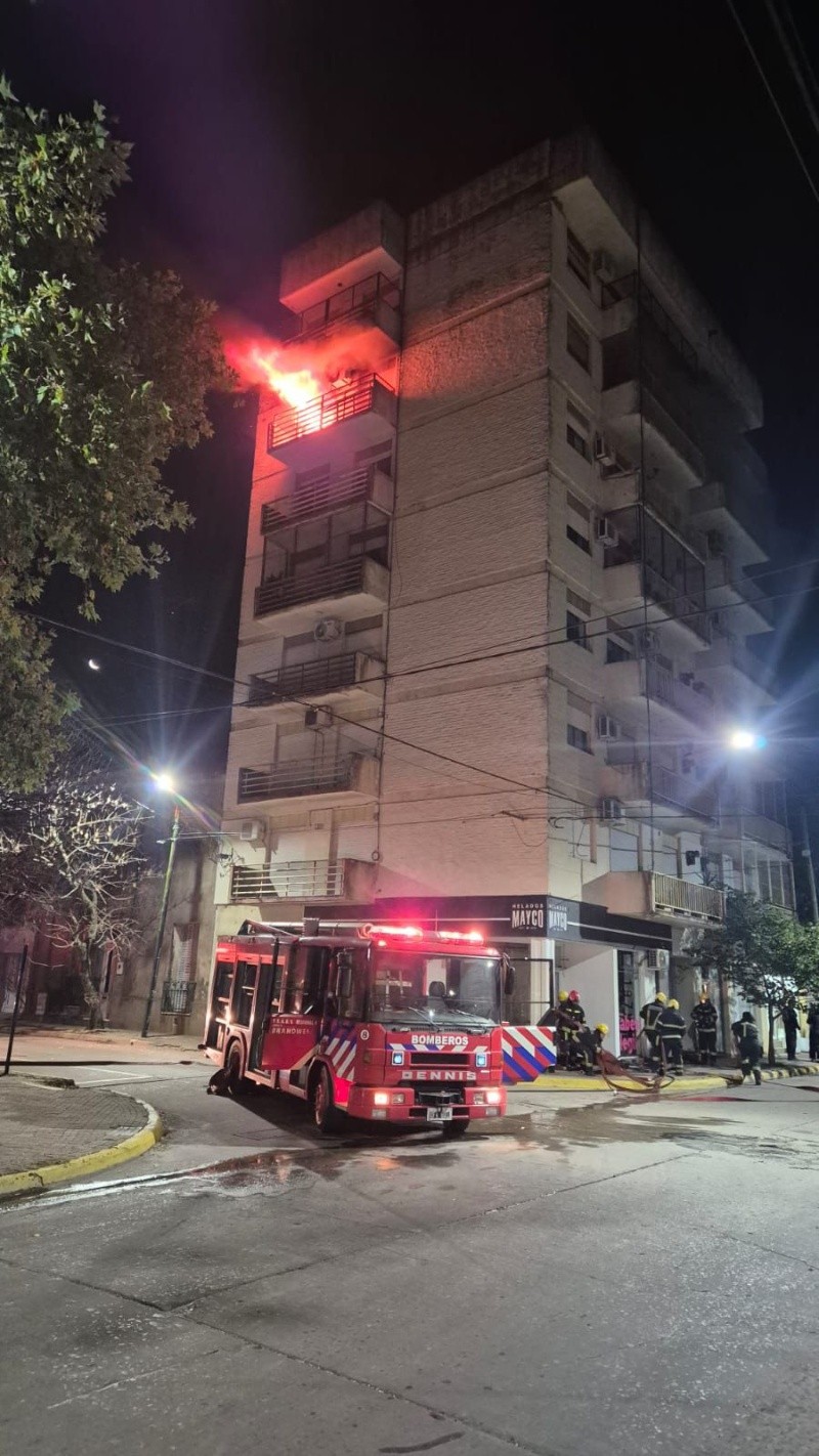 &nbsp;Bomberos de Cañada de Gómez trabajando en el lugar.