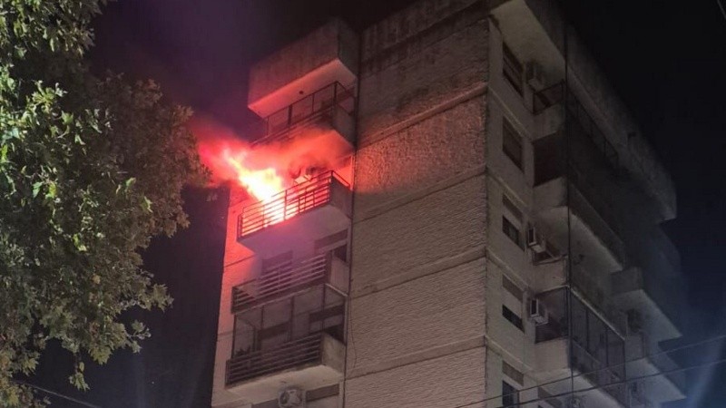 Las llamas afectaron el departamento del sexto piso.