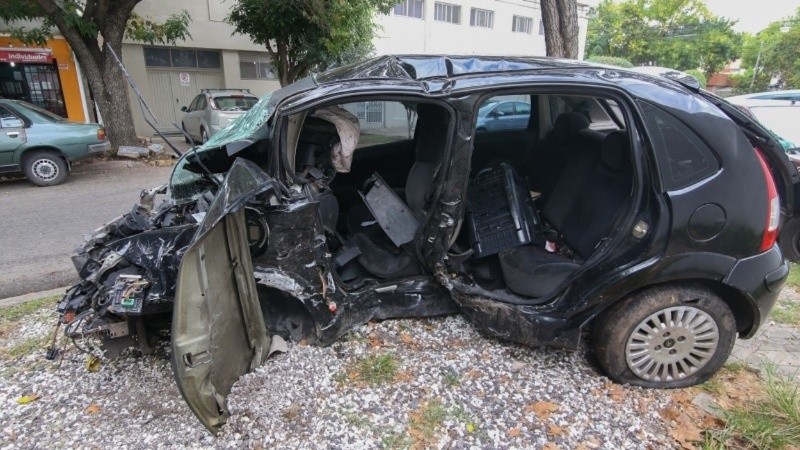 Así quedó el auto de las víctimas tras el choque fatal.