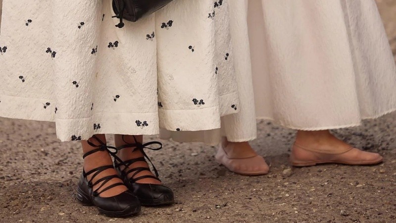 Cuando el clima pide practicidad sin perder estilo, las ballerinas almendradas se consolidan como el calzado más trendy de la temporada.