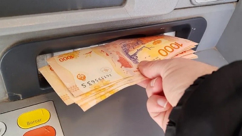 Un 28% agota su salario apenas cobra para cancelar deudas y cuentas pendientes.