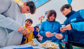 Intercambio de figuritas en Puerto Joven.