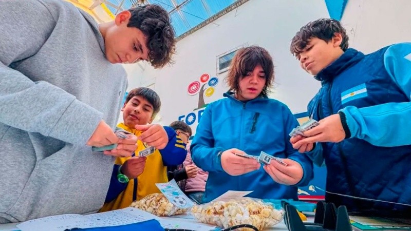 Intercambio de figuritas en Puerto Joven.