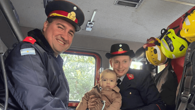 David, Estefanía y Amadeo en la autobomba.