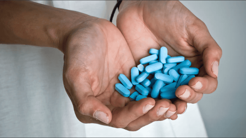 Detuvieron a un hombre que fraccionaba y comercializaba de forma precaria miles de medicamentos.