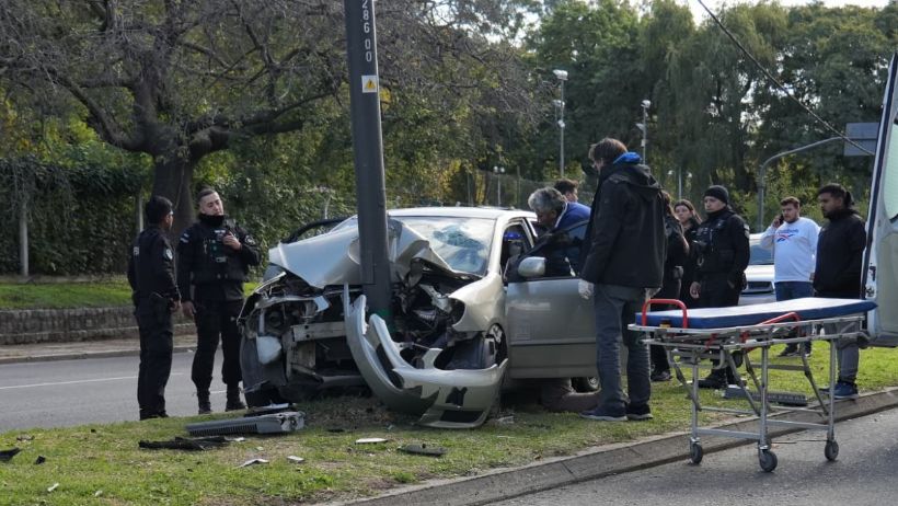 Así quedó el auto tras impactar contra la columna