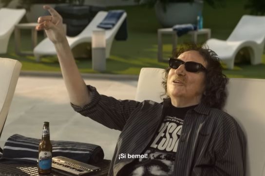 Charly en la pileta del Hotel Pullman de Rosario (Prensa Oficial)