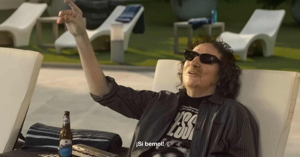 Charly García durante la filmación del comercial en la pileta del Hotel Pullman Rosario
