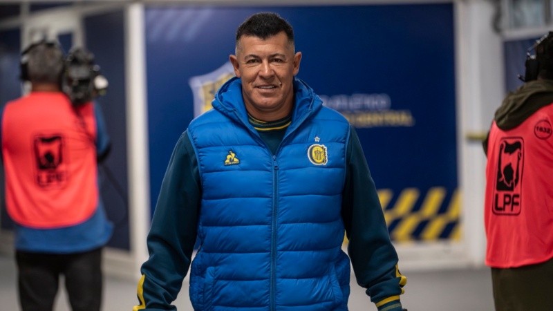 Almirón surfea entre el amor y el odio de los hinchas (Foto: Oficial Rosario Central)