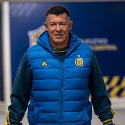 Almirón surfea entre el amor y el odio de los hinchas (Foto: Oficial Rosario Central)