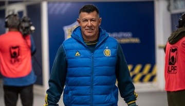 Almirón surfea entre el amor y el odio de los hinchas (Foto: Oficial Rosario Central)