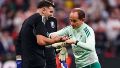 El Dibu y su dolor en la previa del partido final de Europa League (EFE).