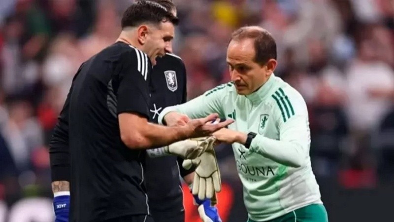 El Dibu y su dolor en la previa del partido final de Europa League (EFE).