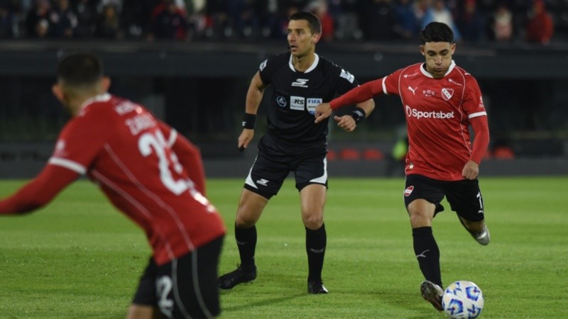 Con golazos de tiro libre, el Rojo avanza en la Copa.