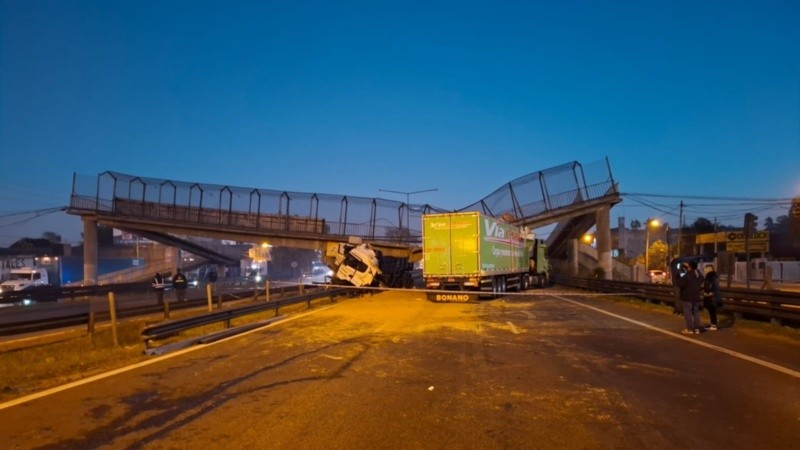 Así quedó el puente colapsado y los camiones debajo. (X: @jotaleonetti)