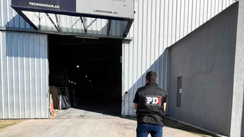 El allanamiento en la firma del padre de Torres Faller, el principal investigado. (PDI)