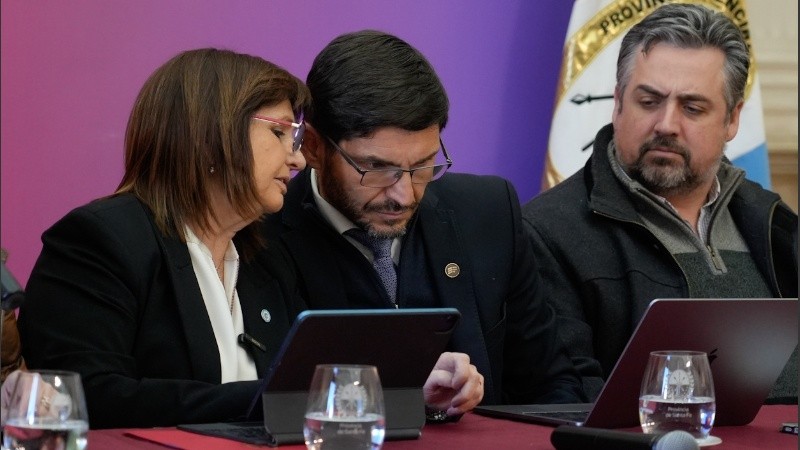 Foto de archivo de Patricia Bullrich junto a Maximiliano Pullaro y Pablo Cococcioni.