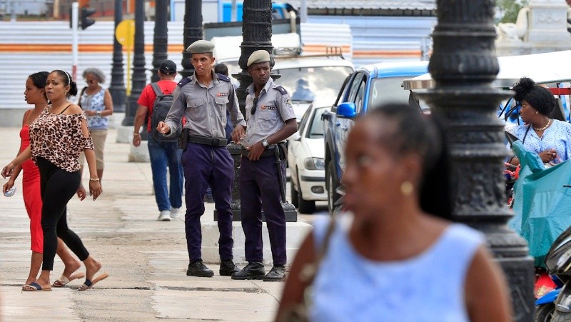  Integrantes de la Policía Nacional Revolucionaria de Cuba custodian una calle en La Habana (Cuba) (EFE.&nbsp;